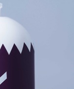 Bouteille-vernissage-blanc-opaque-et-violet-opaque-avec-masquage-et-tampographie-1-couleur-logos-et-ecritures-detail