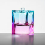 Luxury perfume – I riflessi del flacone appaiono come quelli di un’aurora boreale