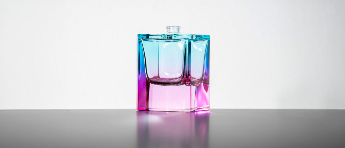 Luxury perfume – I riflessi del flacone appaiono come quelli di un’aurora boreale